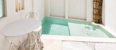 Suíte Oásis 3 com Piscina Aquecida Privativa - CasaIvan | Deep soaking bathtub