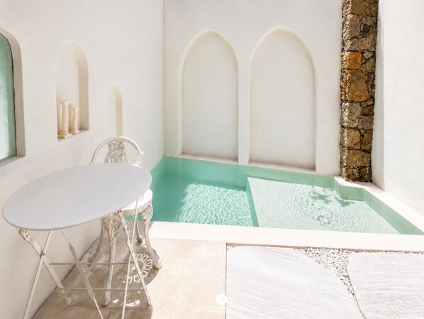 Suíte Oásis 3 com Piscina Aquecida Privativa - CasaIvan | Dypt badekar