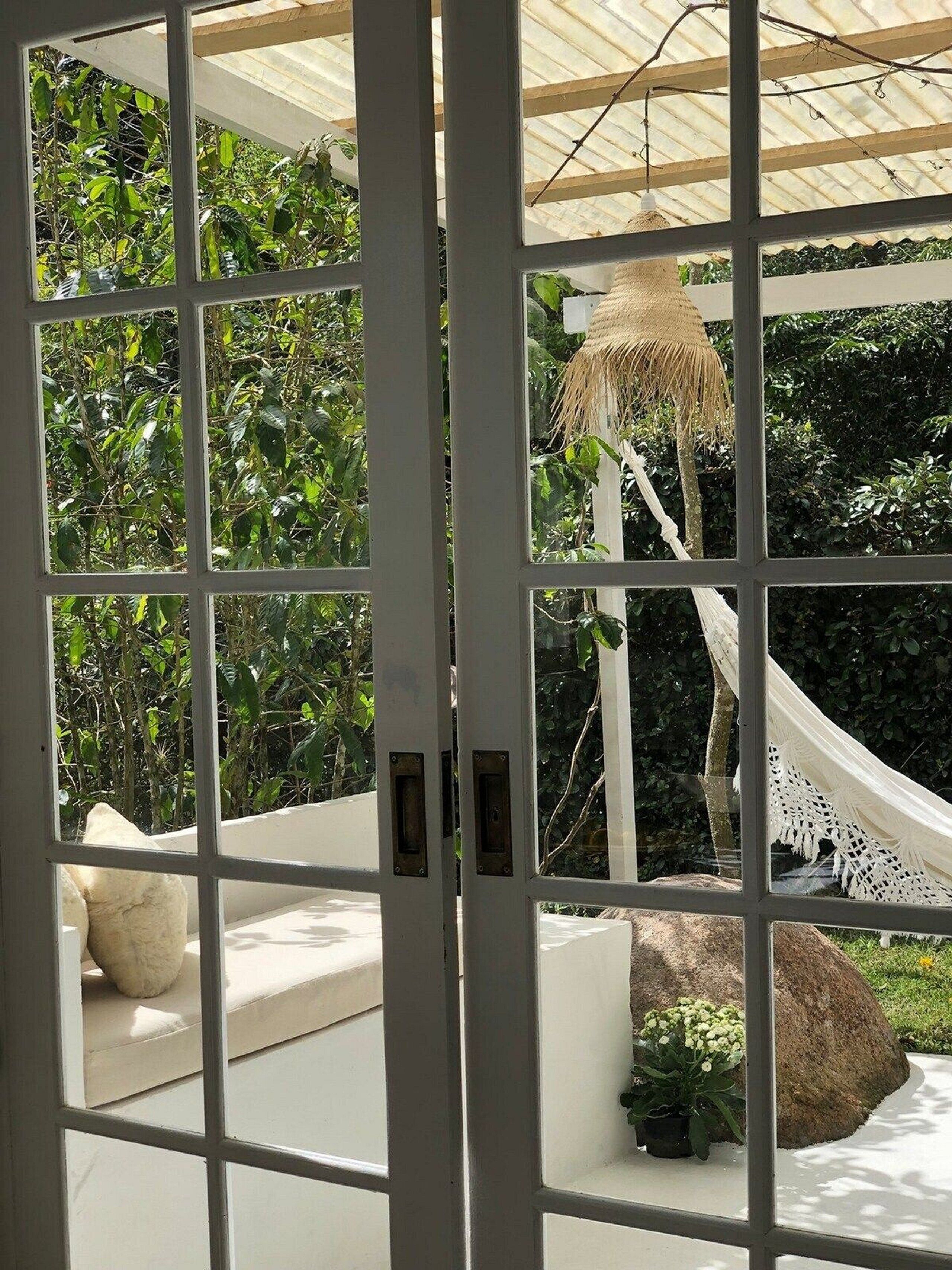 شاليه فاخر (The Chalé – Privativo e Completo – Ca) | منطقة المعيشة | تلفزيون ذكي بحجم 32-بوصة يعرض قنوات تلفزيونية رقمية