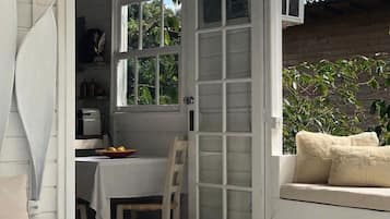 The Chale Privativo e Completo CasaIvan | Living area | 32-inch Smart TV with digital channels, pay movies