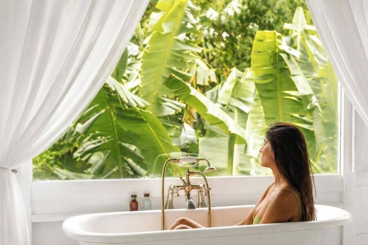 Deep-soaking bathtub