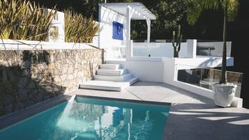 Piscina externa, guarda-sóis, espreguiçadeiras