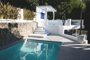 Piscina all'aperto, ombrelloni da piscina, lettini