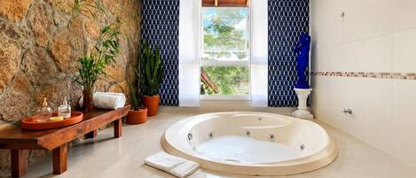 Honeymoon Suite (Suíte Master 1 com Hidro e Piscina –) | Private spa tub
