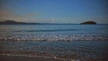 Una playa cerca, arena blanca