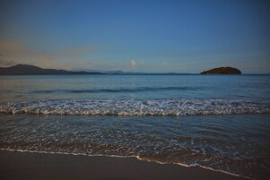 Una playa cerca, arena blanca