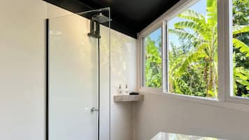 Suíte Room 4 com Piscina Aquecida Privativa - CasaIvan | Bathroom | Hair dryer (on request), bidet, soap