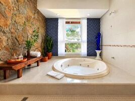 Suite | Private spa tub