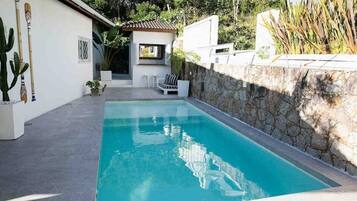 Piscina externa, guarda-sóis, espreguiçadeiras