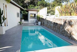 Piscina all'aperto, ombrelloni da piscina, lettini