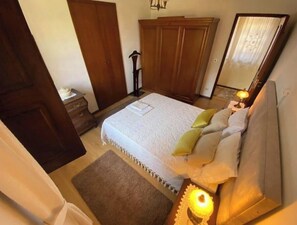 4 bedrooms, travel crib