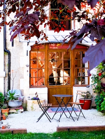 Outdoor dining. Charming Cottage with exclusive use of the Jacuzzi upon request