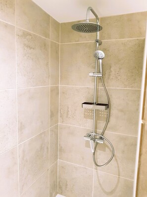 Dusche, Haartrockner, Handtücher, Seife