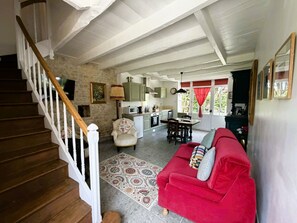 Smart TV, books - Charming Cottage with exclusive use of the Jacuzzi upon request
 (Val-de-Bonnieure)
