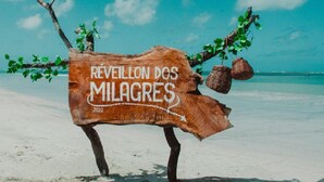En träskylt med texten "Réveilillon des Milagres 2022" på en strand.