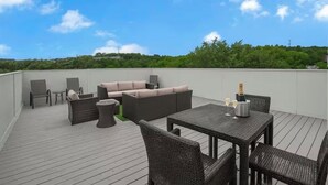 Outdoor dining - Rooftop, Large Backyard, Fire Pit, Near Downtown Nashville! (Nashville)