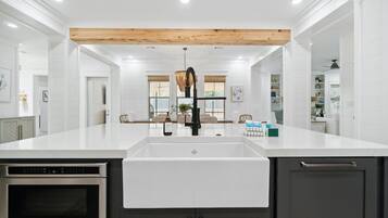 大型冰箱、微波爐、烤箱、爐台