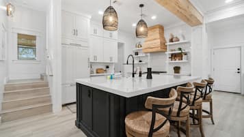 大型冰箱、微波爐、烤箱、爐台