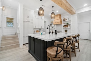 Full-size fridge, microwave, oven, stovetop