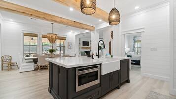 大型冰箱、微波爐、烤箱、爐台