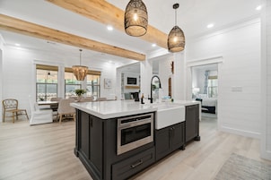 Full-size fridge, microwave, oven, stovetop