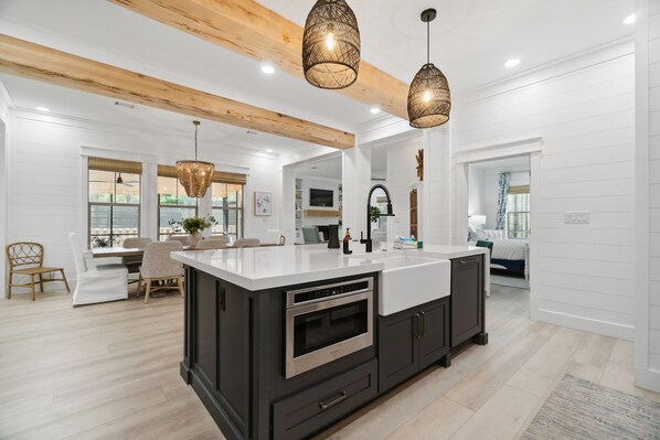 大型冷蔵庫、電子レンジ、オーブン、コンロ