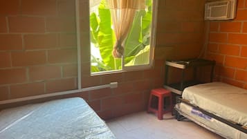 2 quartos, escrivaninha, roupa de cama