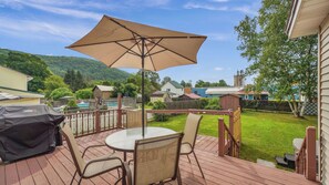 Outdoor dining - -RARE- In-Village rental! 4-Bedrooms w HOT TUB & AC
 (Ellicottville)