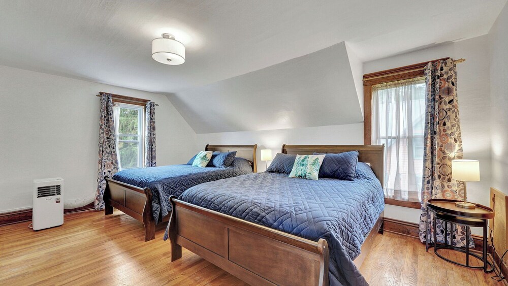 RARE InVillage rental! 4Bedrooms w HOT TUB Ellicottville FeWo