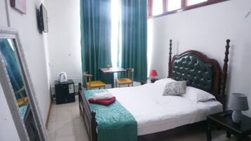 Basic Double Room | In-room safe, desk, iron/ironing board, free WiFi
