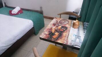 Basic Double Room | Peti besi dalam bilik, meja, seterika/papan seterika, Wi-fi percuma
