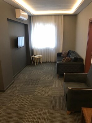 Kondominium Elite, 1 Tempat Tidur Queen dengan tempat tidur Sofa, Boleh Merokok, pemandangan kota | Area keluarga | Smart TV 82-inci dengan saluran TV satelit dan Netflix