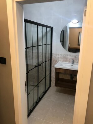Kondominium Elite, 1 Tempat Tidur Queen dengan tempat tidur Sofa, Boleh Merokok, pemandangan kota | Kamar mandi | Shower, pancuran hujan, pengering rambut, dan sandal