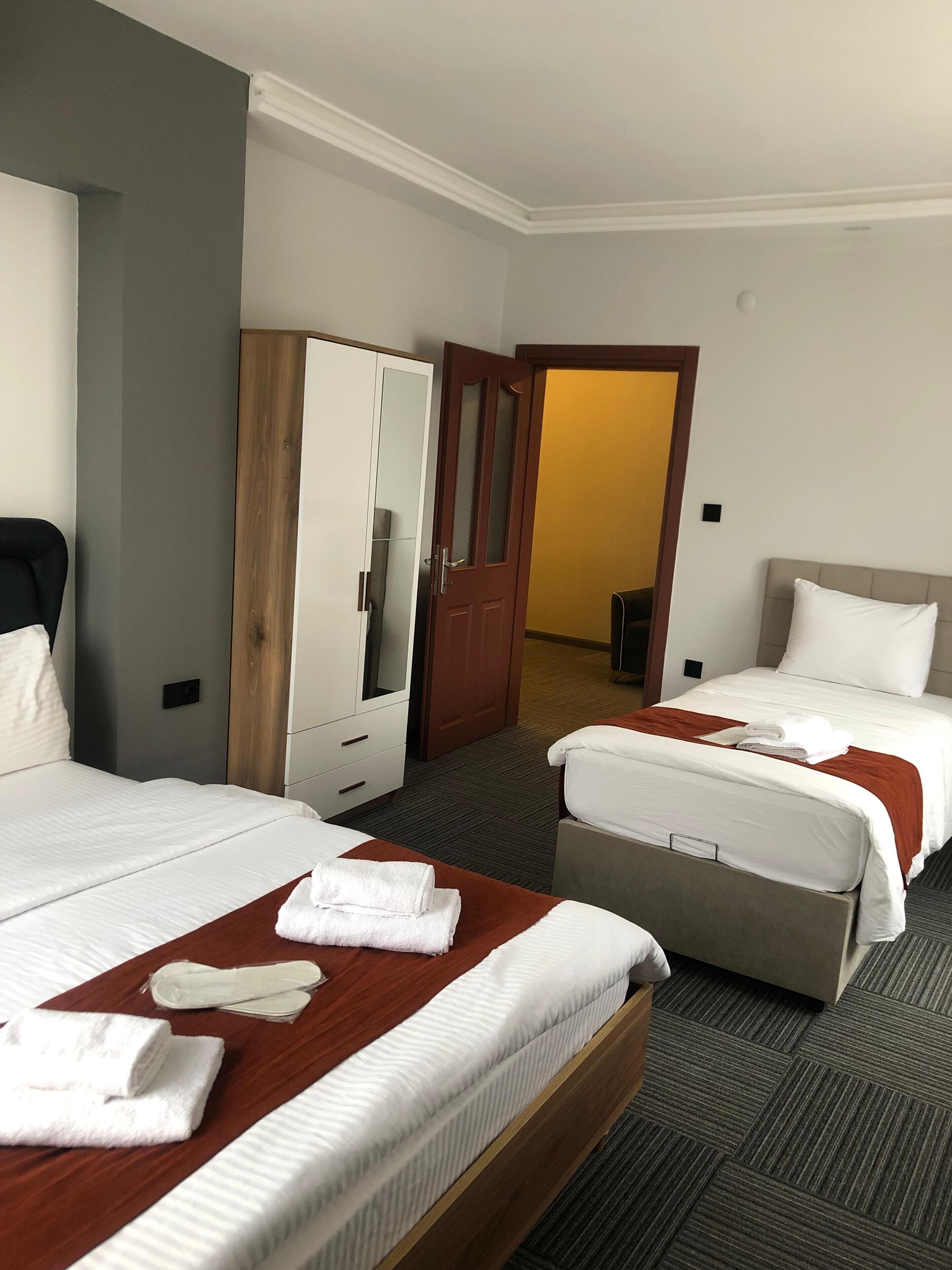 Suite Deluks | Seprai premium, minibar, ruang kerja ramah laptop, dan kedap suara