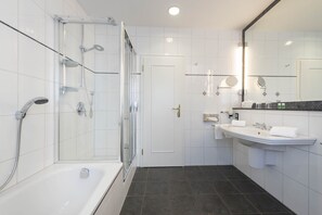 Superior Double Room | Bathroom | Free toiletries, hair dryer, towels