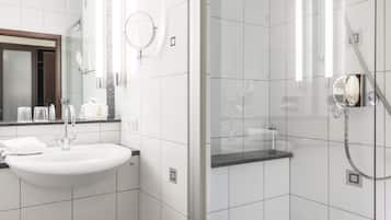 Standaard eenpersoonskamer | Badkamer | Gratis toiletartikelen, een haardroger, badjassen