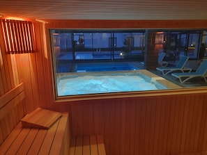 Una piscina cubierta, una piscina al aire libre