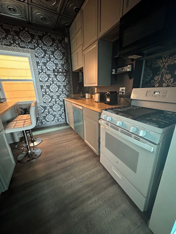 Private kitchen - Grandmillennial one bedroom in Buffalo’s West Side (Buffalo)