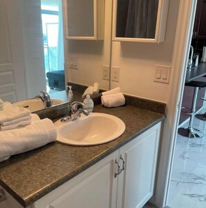 Hårføner, håndklær, såpe og toalettpapir