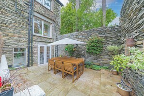 Outdoor dining - Sunny Brae, Windermere Cottage (Windermere)