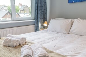 3 bedrooms, iron/ironing board, travel crib, internet - Sunny Brae, Windermere Cottage (Windermere)