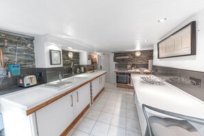 Fridge, microwave, oven, stovetop - Sunny Brae, Windermere Cottage (Windermere)