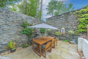 Outdoor dining - Sunny Brae, Windermere Cottage (Windermere)