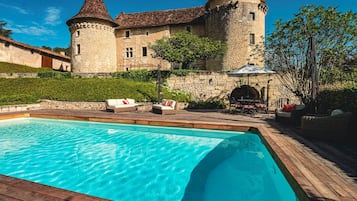 Una piscina al aire libre