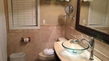 Dusche, Haartrockner, HandtĂŒcher