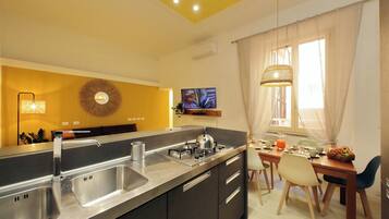 Appartamento Deluxe | Cucina privata | Frigorifero con congelatore, forno, piano cottura, lavastoviglie