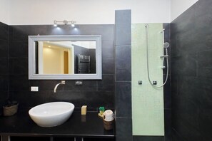 Deluxe-Apartment | Badezimmer | Whirlpool, kostenlose Toilettenartikel, Haartrockner, Handtücher