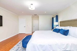 4 makuuhuonetta, silitysrauta/-lauta, vauvan matkasänky, Wi-Fi