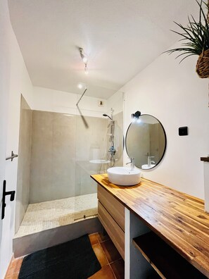 Shower, hair dryer, towels, toilet paper - Casa Hibiscus, Plage et Piscine, Baie Orientale (Collectivité de Saint-Martin)
