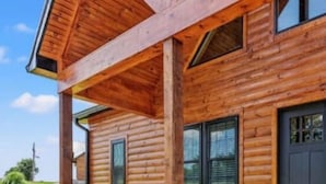 A log cabin with a porch, multiple windows, and a dark front door. - ATV Trailer Parking/NEW/5 min to Natural Bridge (Campton)
